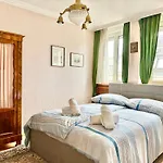 Spacious Penthouse With Stephen Cathedral View